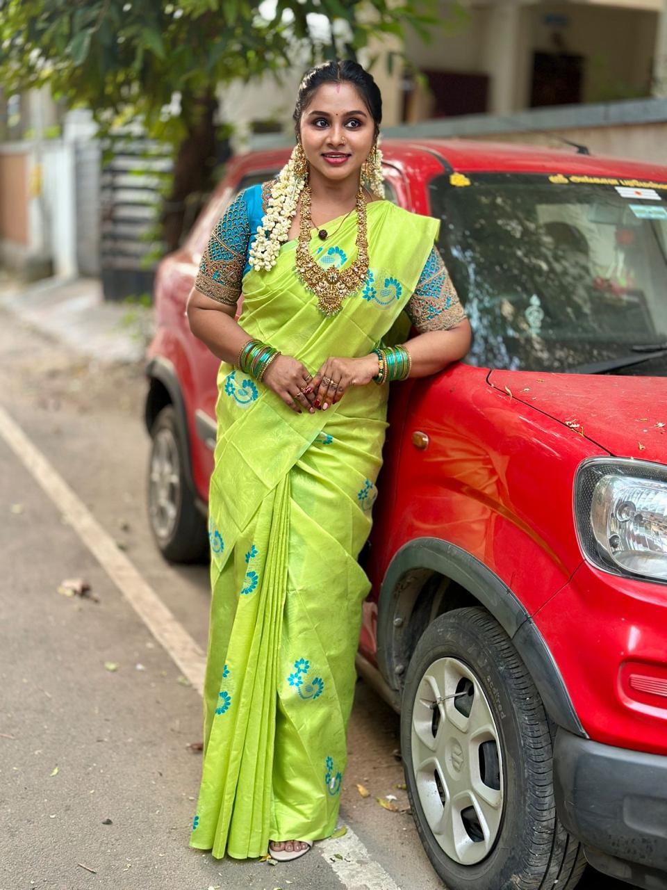 Graceful Semi Soft Silk Saree – Contrast Blouse Elegance