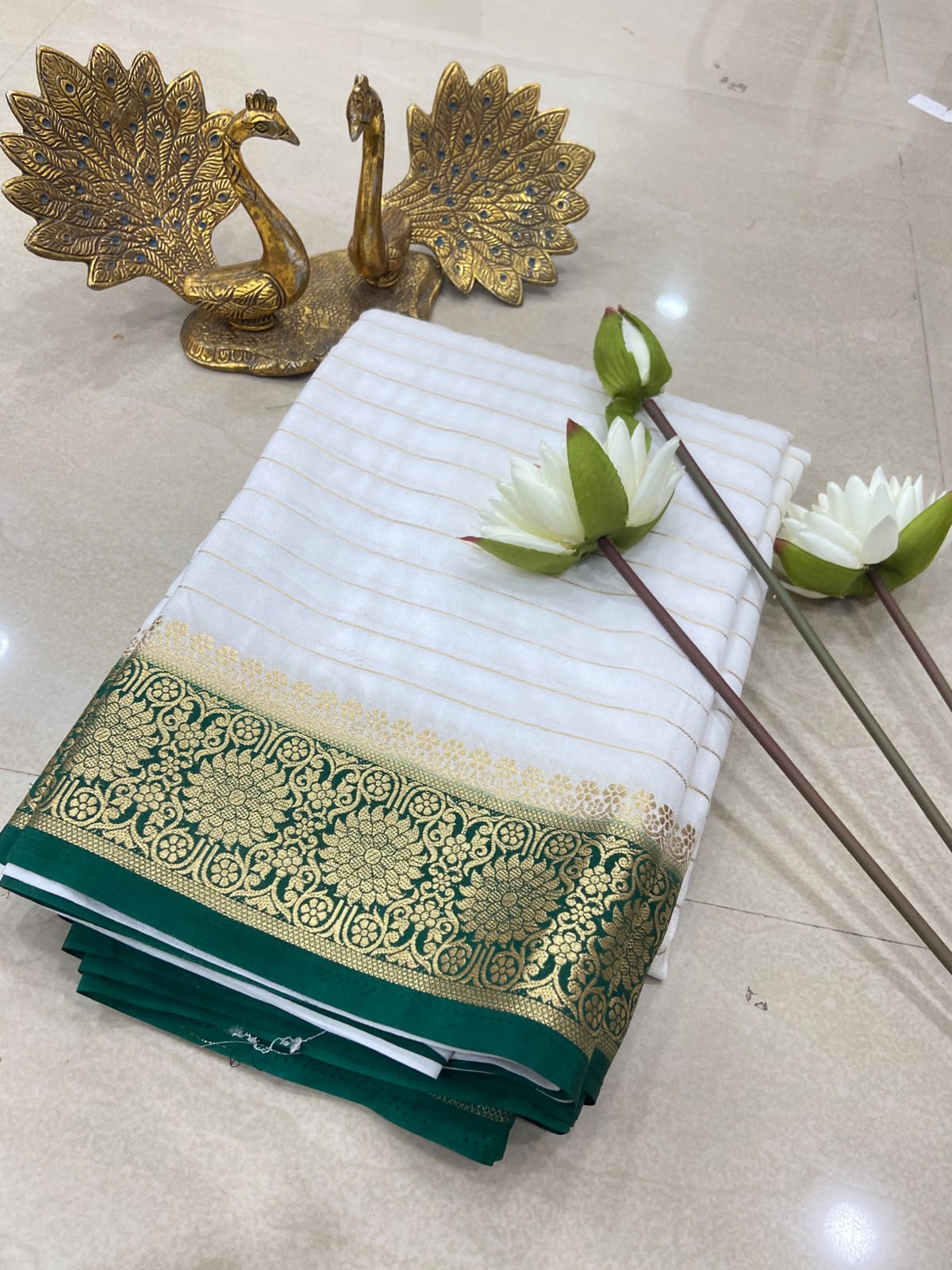 🤍💚 Elegant White & Bottle Green Zari Saree 💚🤍