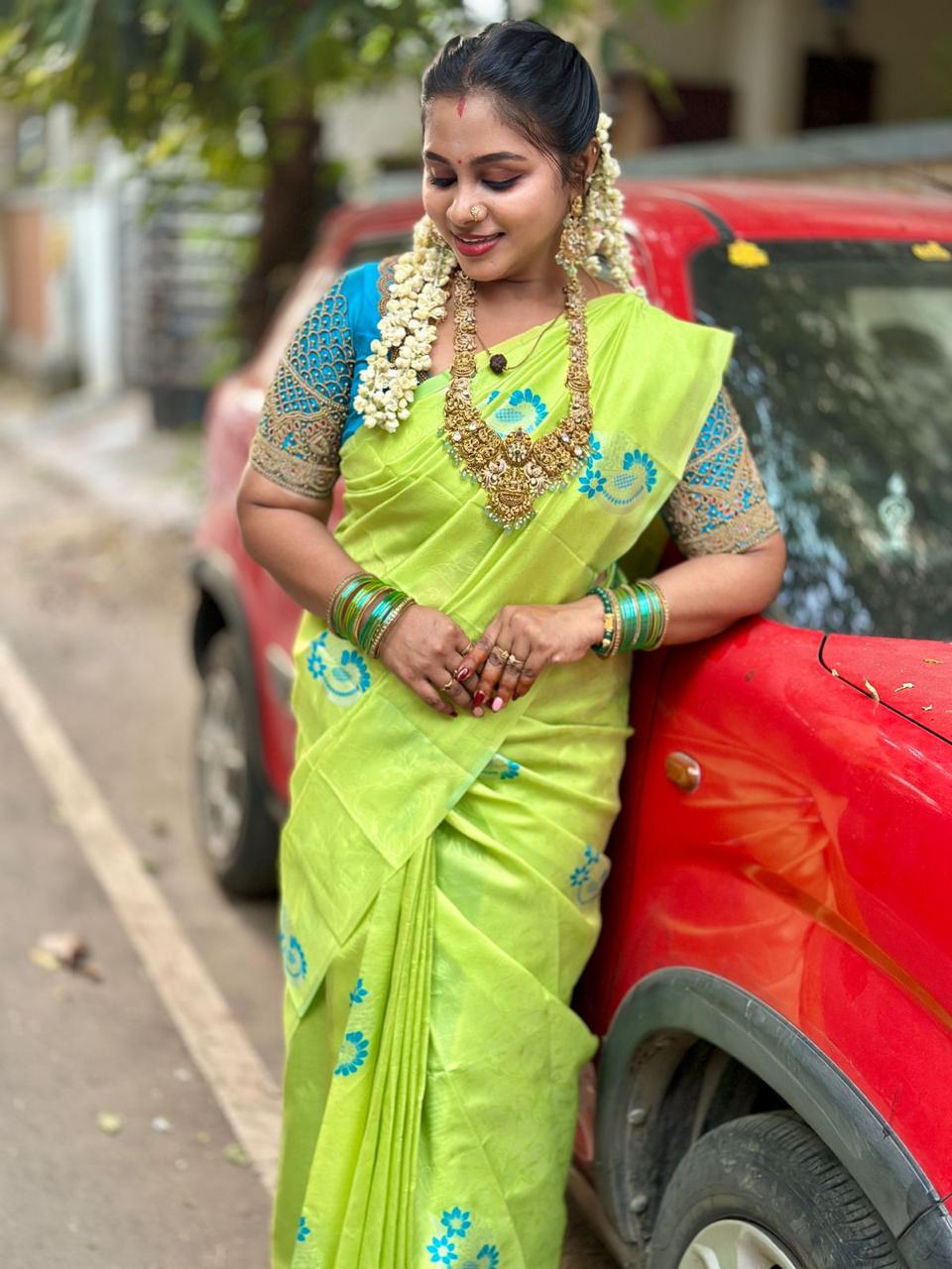 Graceful Semi Soft Silk Saree – Contrast Blouse Elegance