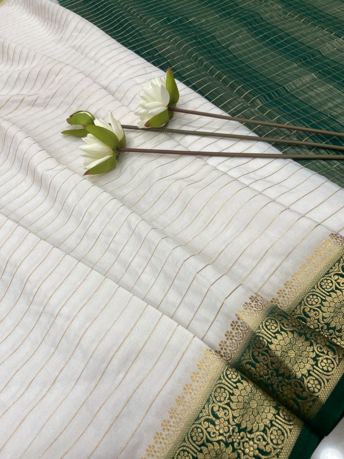 🤍💚 Elegant White & Bottle Green Zari Saree 💚🤍